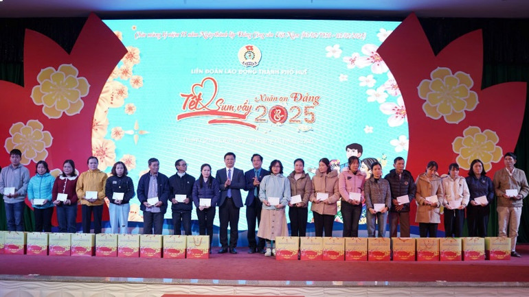 Tặng quà cho đoàn viên, người lao động tại chương trình “Tết sum vầy - Xuân ơn Đảng” .