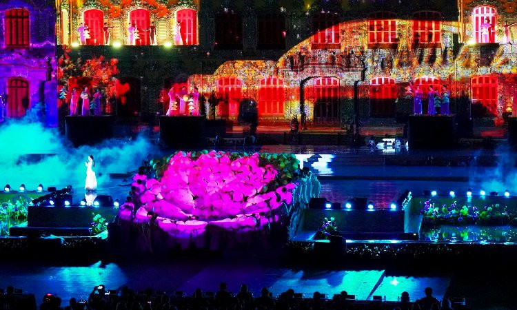 Sân khấu được thiết kế không cầu kỳ, chi tiết nhưng vẫn hoành tráng, rực rỡ.