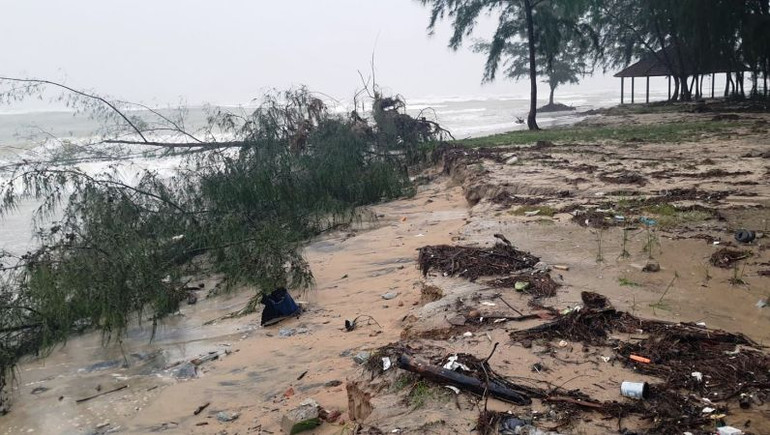 Bờ biển xã Lộc Vĩnh (huyện Phú Lộc) thường xuyên đối mặt với nạn sạt lở vào mùa mưa.