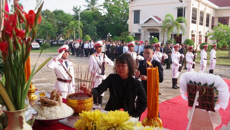 Bà Tạ Phương Dung, Tổng lãnh sự nước Cộng hòa xã hội chủ nghĩa Việt Nam tại Pakse dâng hương các liệt sĩ.