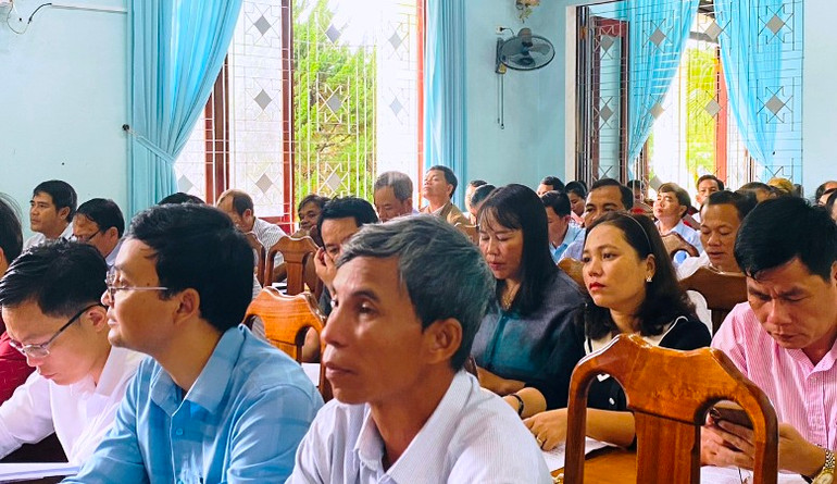 Lãnh đạo các ban, ngành cấp huyện cùng các xã, thị trấn tại A Lưới tham dự. (Ảnh: THANH ĐỊNH)