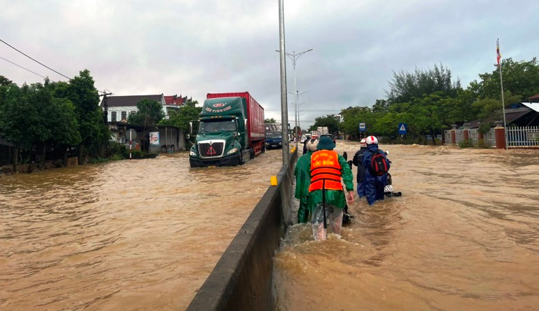 Quốc lộ 1A qua địa bàn huyện Phú Lộc, tỉnh Thừa Thiên Huế ngập sâu cục bộ khiến giao thông đi lại khó khăn.