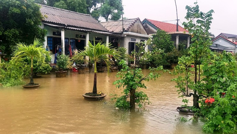 Nhiều nơi ở vùng hạ lưu sông Ô Lâu (huyện Phong Điền) bị ngập sâu từ 0,3-0,5m. (Ảnh: CTV) Nhiều nơi ở vùng hạ lưu sông Ô Lâu (huyện Phong Điền) bị ngập sâu từ 0,3-0,5m. (Ảnh: CTV)