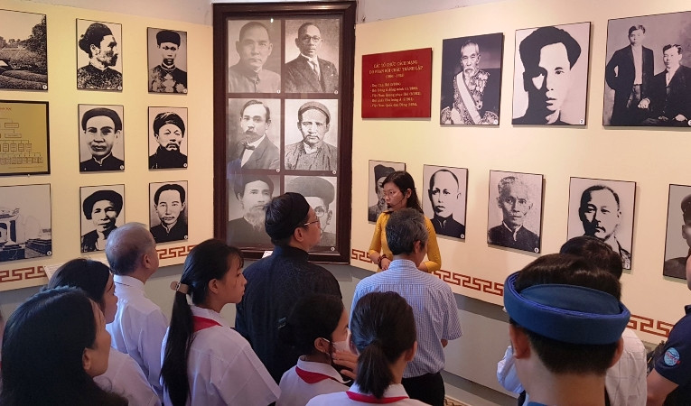 Các sở, ban, ngành và đông đảo học sinh, người dân và du khách tham quan không gian trưng bày, triển lãm.