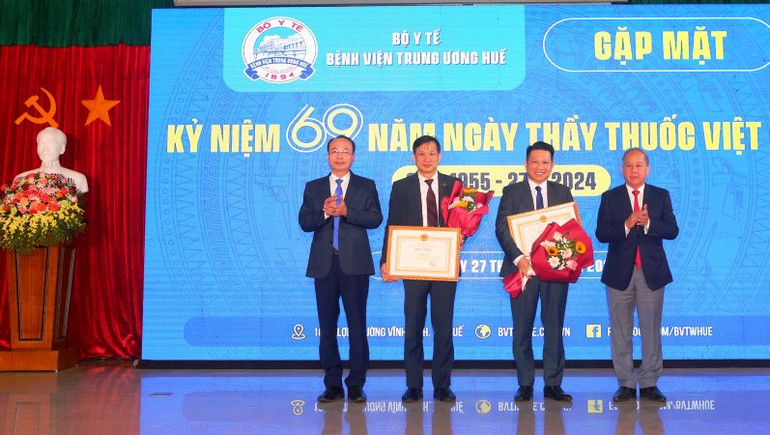 Trao Bằng khen của Chủ tịch Ủy ban nhân nhân tỉnh Thừa Thiên Huế cho 2 cá nhân xuất sắc.