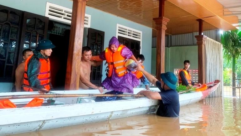 Chị Nguyễn Thị Phượng (mang thai tháng thứ 9) được lực lượng xung kích đưa đến nơi an toàn để chờ sinh.