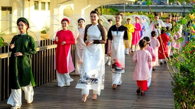 Huế cũng là địa phương đầu tiên của Việt Nam tổ chức Lễ hội áo dài trong trong các kỳ Festival Huế.