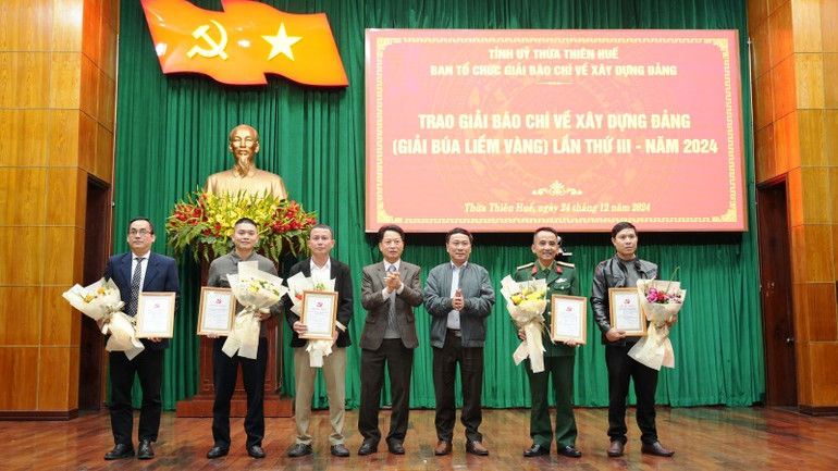 Ban tổ chức còn trao 5 giải chuyên đề cho các tác giả, nhóm tác giả.