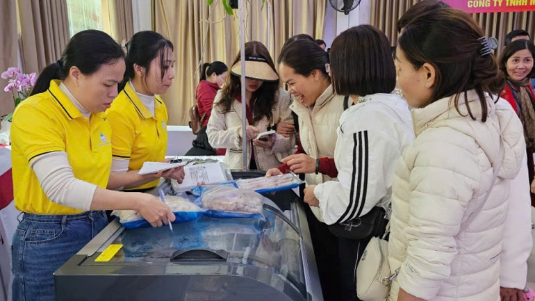 Hàng trăm đoàn viên, người lao động nghèo tham gia mua sắm các sản phẩm Tết giảm giá.