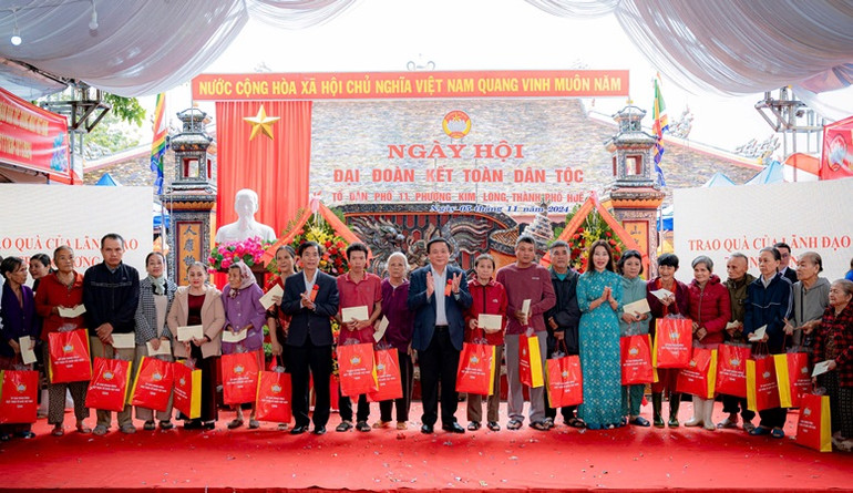 Học viện Chính trị Quốc gia Hồ Chí Minh, Ủy ban Trung ương Mặt trận Tổ quốc Việt Nam trao quà 50 suất quà tặng các hộ gia đình chính sách, gia đình tiêu biểu và các hộ nghèo, hộ có hoàn cảnh khó khăn.