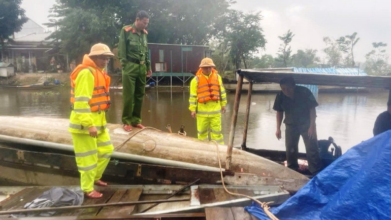 Hỗ trợ người dân neo đậu tàu, thuyền bảo đảm an toàn.