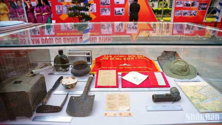 Các khu trưng bày về lịch sử đưa người xem về với quá khứ hào hùng của Huế trong 50 năm qua. Các khu trưng bày về lịch sử đưa người xem về với quá khứ hào hùng của Huế trong 50 năm qua.