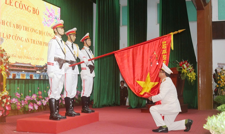 Dưới lá cờ vinh quang của Tổ quốc, Đại tá Nguyễn Thanh Tuấn, Giám đốc Công an thành phố Huế đã thực hiện nghi lễ tuyên thệ.