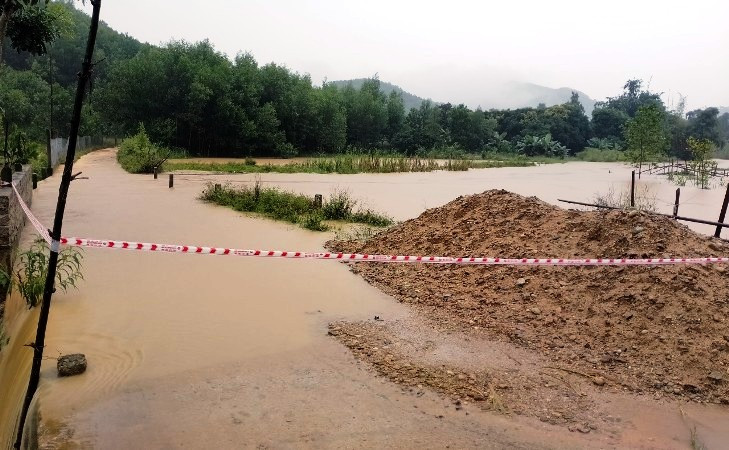 Mưa lớn cũng gây sạt lở, bồi lấp ruộng tại xã A Roàng, huyện A Lưới, tỉnh Thừa Thiên Huế.
