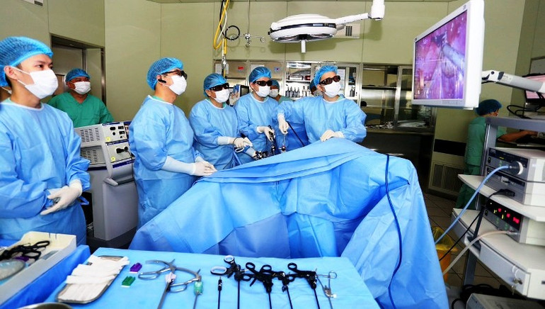 Ê-kíp phẫu thuật của Bệnh viện Trung ương Huế thực hiện kỹ thuật hiện đại. (Ảnh: BVH).