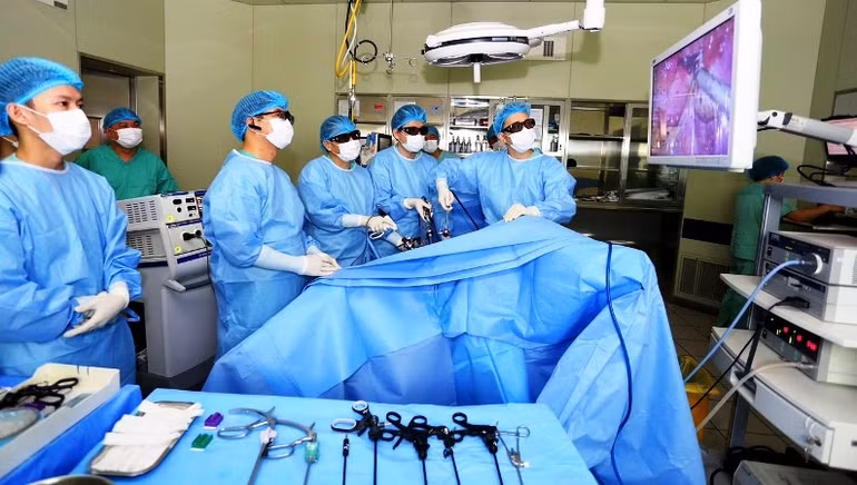 Ê-kíp phẫu thuật của Bệnh viện Trung ương Huế thực hiện kỹ thuật hiện đại. (Ảnh: BVH).