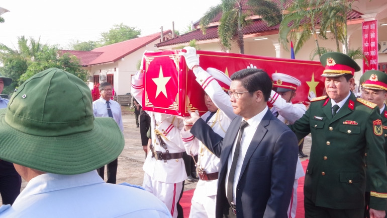 Tiễn đưa các Anh hùng liệt sĩ về với đất mẹ.