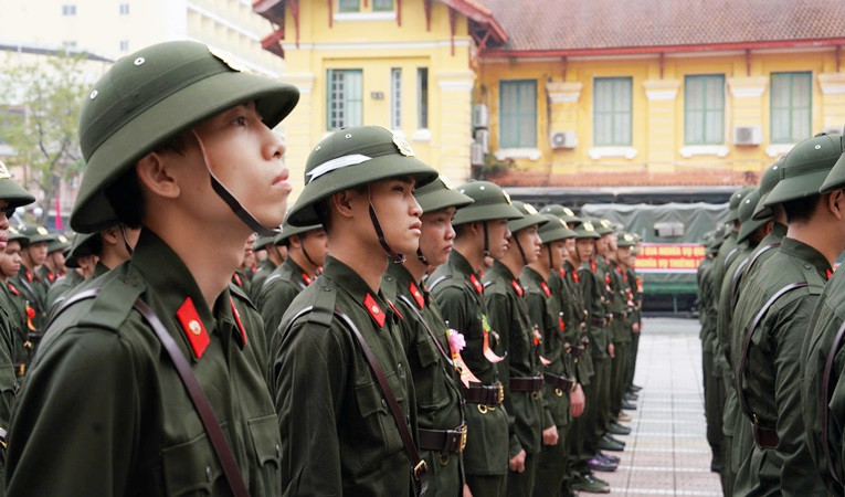 Nét hân hoan của những tân chiến sĩ tại Lễ giao nhận quân năm 2025 của Công an thành phố Huế.