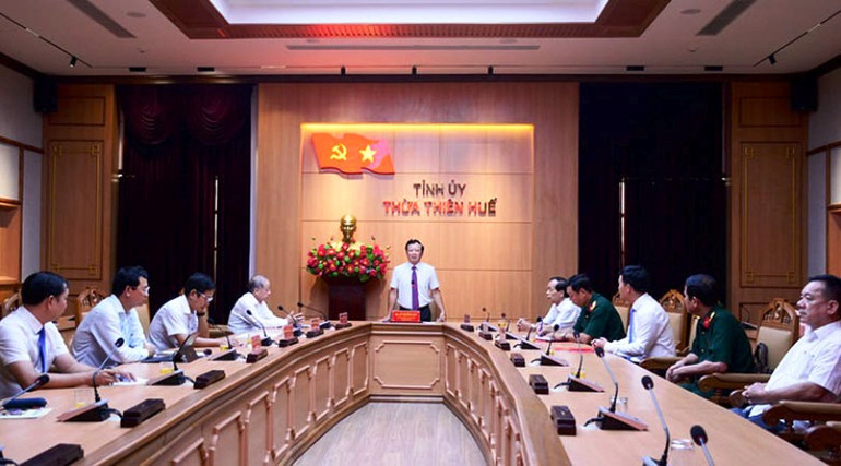 Đồng chí Bí thư Tỉnh ủy Lê Trường Lưu phát biểu giao nhiệm vụ các đồng chí vừa nhận quyết định của Ban Bí thư Trung ương Đảng.