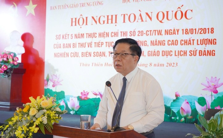 Bí thư Trung ương Đảng, Trưởng Ban Tuyên giáo Trung ương Nguyễn Trọng Nghĩa phát biểu định hướng tại hội nghị.