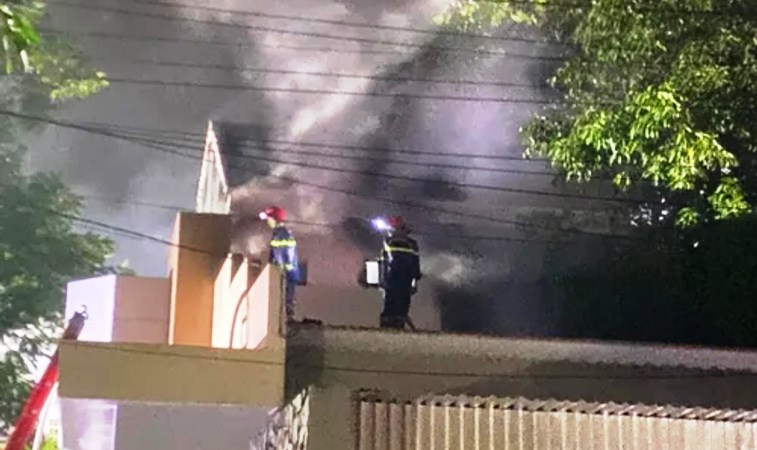 Mặc dù trời mưa nhưng do vật liệu trong nhà đều dễ cháy nên công tác dập lửa gặp nhiều khó khăn. (Ảnh: CTV)