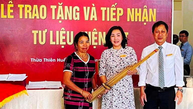 Trao tặng các hiện vật là những di sản văn hóa về Chủ tịch Hồ Chí Minh, đời sống kháng chiến của quân và dân Thừa Thiên Huế.