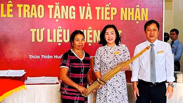 Trao tặng các hiện vật là những di sản văn hóa về Chủ tịch Hồ Chí Minh, đời sống kháng chiến của quân và dân Thừa Thiên Huế.