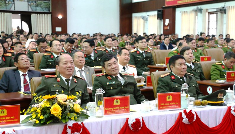 Lãnh đạo các Cục nghiệp vụ Bộ Công an và các sở, ban ngành, các đơn vị địa phương tham dự hội nghị.