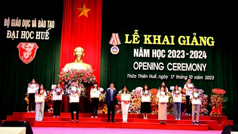 PGS.TS. Lê Anh Phương, Giám đốc Đại học Huế tặng hoa và phần thưởng cho thủ khoa Đại học Huế cùng thủ khoa các đơn vị đào tạo thành viên và thuộc Đại học Huế.