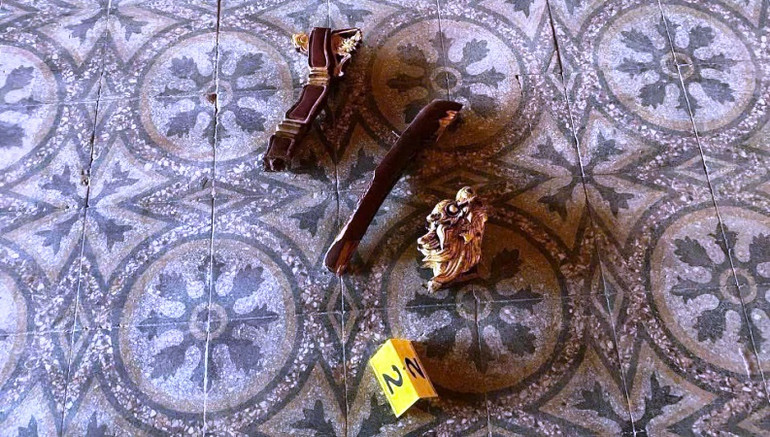 Một bộ phận có gắn đầu rồng trên ngai vàng bị đối tượng Tâm phá hoại, rơi ra ngoài.