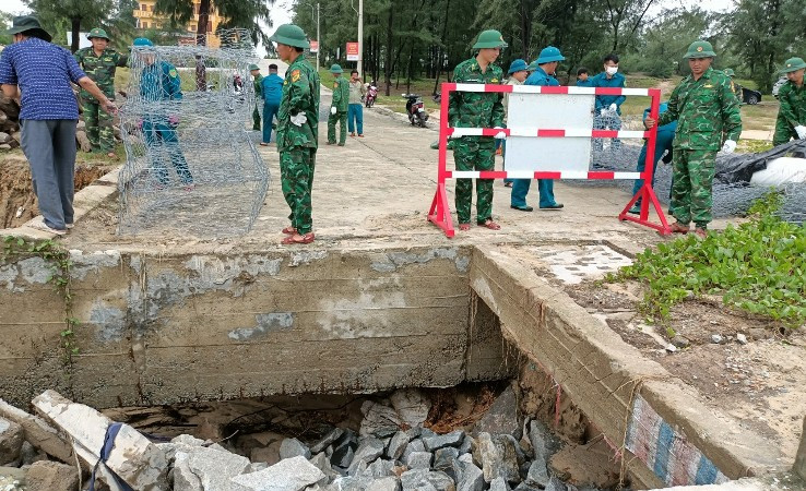 Lực lượng Bộ đội Biên phòng cùng dân quân sử dụng rọ thép, đá hộc và vải bạt để khắc phục sạt lở bờ biển xã Phú Diên.