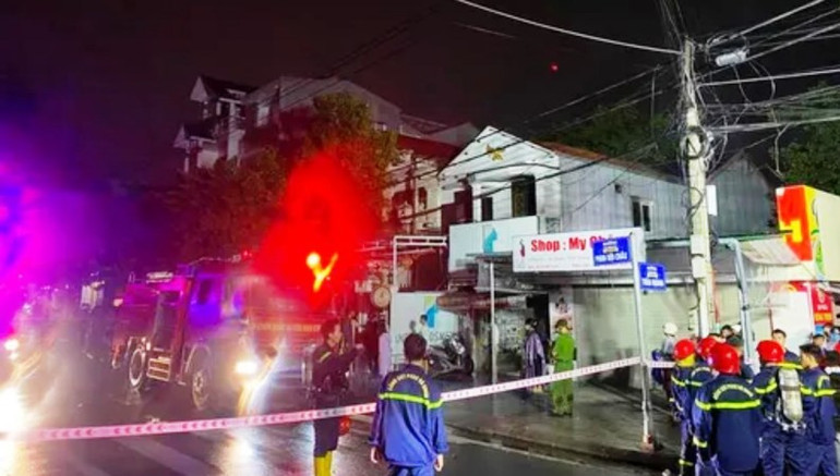 Lực lượng chức năng phong tỏa hiện trường để các chiến sĩ cảnh sát phòng cháy chữa cháy tiếp cận hiện trường để dập lửa. (Ảnh: CTV)