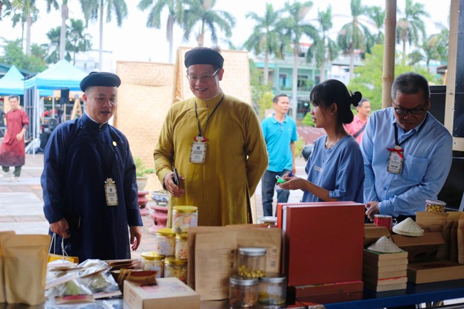 Không gian trưng bày các sản phẩm thủ công, mỹ nghệ nổi tiếng của Huế.