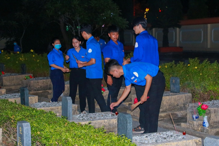 Các bạn trẻ thắp nến tri ân và dâng hương tại các phần mộ liệt sĩ.