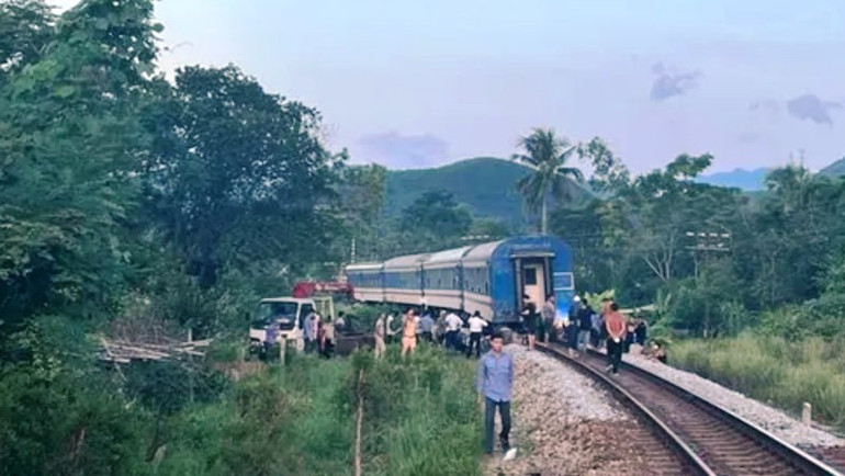 Đây là lần thứ 2 trong vòng 10 ngày qua xảy ra sự cố tàu khách SE bị trật bánh khi qua huyện Phú Lộc.