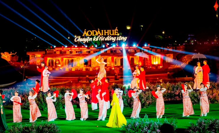 Với ba chương, đêm diễn ít nhiều đã đặc tả được câu chuyện của dòng sông Hương đi vào lòng người với chương trình nghệ thuật đặc sắc.