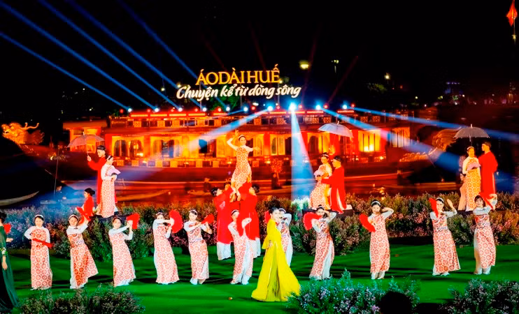 Với ba chương, đêm diễn ít nhiều đã đặc tả được câu chuyện của dòng sông Hương đi vào lòng người với chương trình nghệ thuật đặc sắc.