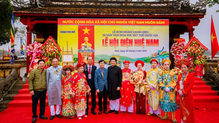 Lãnh đạo Cục di sản văn hóa và các Sở, ban, ngành chụp ảnh lưu niệm tại Lễ đón nhận danh hiệu Di sản văn hóa phi vật thể quốc gia “Lễ hội Điện Huệ Nam”.