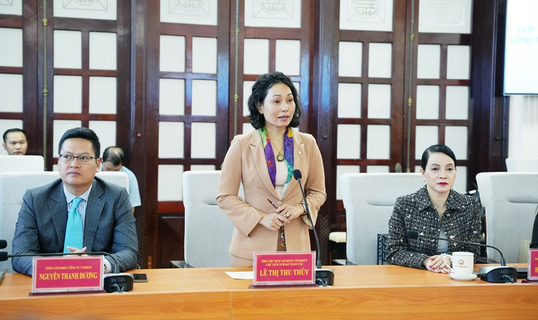 Đại diện lãnh đạo Tập đoàn Vingroup, bà Lê Thị Thu Thủy, Phó Chủ tịch Tập đoàn chia sẻ tại buổi ký kết. (ảnh: NM) Đại diện lãnh đạo Tập đoàn Vingroup, bà Lê Thị Thu Thủy, Phó Chủ tịch Tập đoàn chia sẻ tại buổi ký kết. (ảnh: NM)
