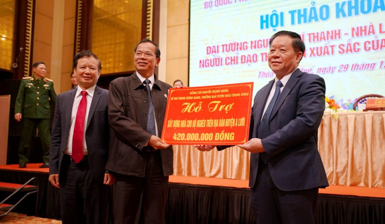 Bí thư Trung ương Đảng, Trưởng ban Tuyên giáo Trung ương Nguyễn Trọng Nghĩa trao kinh phí xây dựng nhà cho người dân nghèo tại huyện A Lưới.