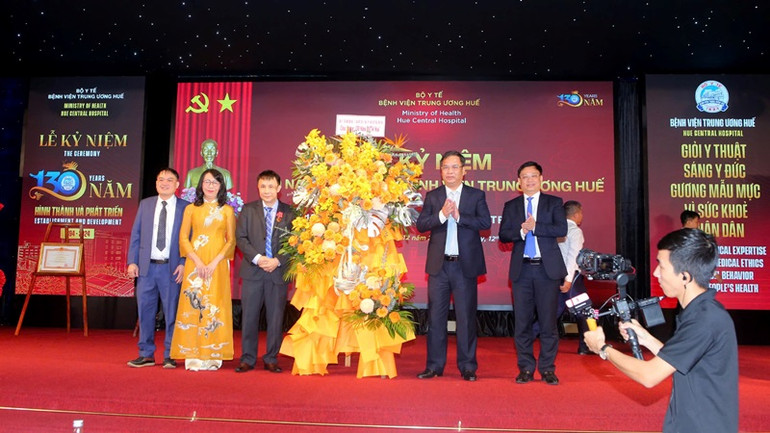 Lãnh đạo tỉnh Thừa Thiên Huế trao lẵng hoa chúc mừng Bệnh viện Trung ương Huế.