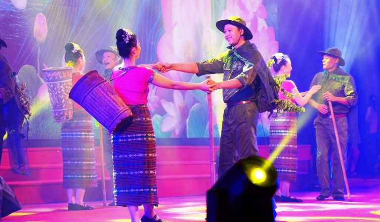 Chương trình nghệ thuật do các đội văn nghệ của các Thừa Thiên Huế, Salavan và Sekong và của 10 tỉnh Việt Nam có chung đường biên giới với Lào thực hiện.