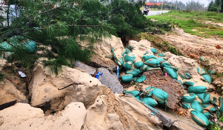Mưa lớn gây sạt lở nghiêm trọng bờ biển và đường dân sinh.