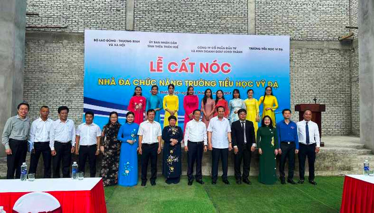 Phó Thủ tướng đã dự lễ cất nóc nhà đa chức năng, Trường tiểu học Vỹ Dạ, thành phố Huế.