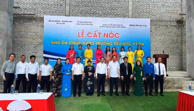 Phó Thủ tướng đã dự lễ cất nóc nhà đa chức năng, Trường tiểu học Vỹ Dạ, thành phố Huế.