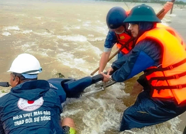 Sau khoảng 2 giờ đồng hồ, lực lượng chức năng đã đưa chiếc xe máy của 2 mẹ con bị nước lũ cuốn lên bờ.