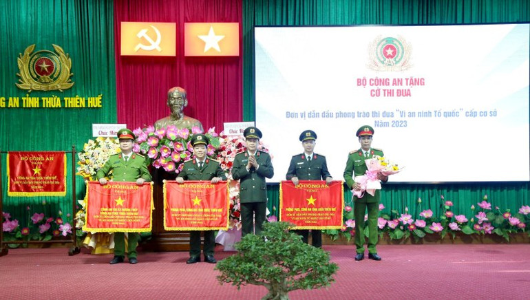 Thứ trưởng Lê Quốc Hùng trao Cờ thi đua của Bộ Công an tặng 3 tập thể thuộc Công an tỉnh Thừa Thiên Huế và trao hoa cho Phòng Cảnh sát hình sự được đề xuất tặng Cờ thi đua của Chính phủ.