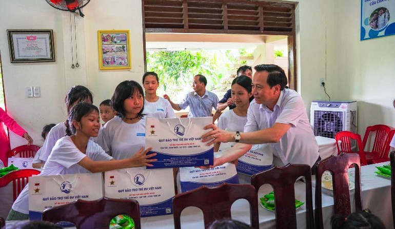 Lãnh đạo Bộ Lao động-Thương binh và Xã hội tặng quà cho trẻ em tại Làng trẻ em SOS Huế.