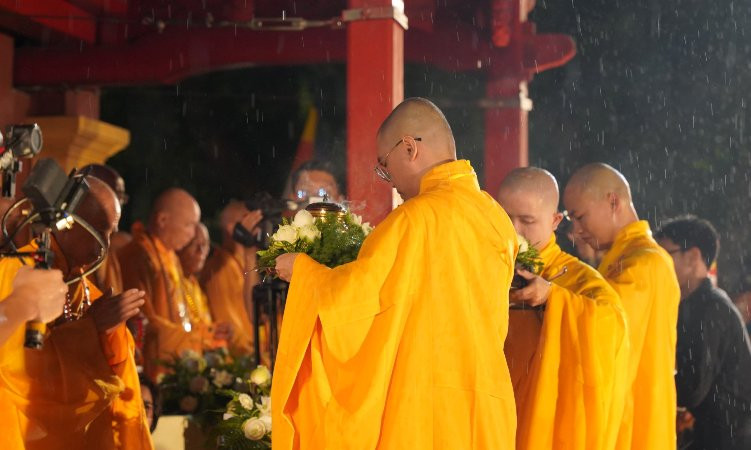 Tăng ni, Phật tử trang nghiêm cử hành nghi lễ thắp sáng 7 hoa sen trên sông Hương.