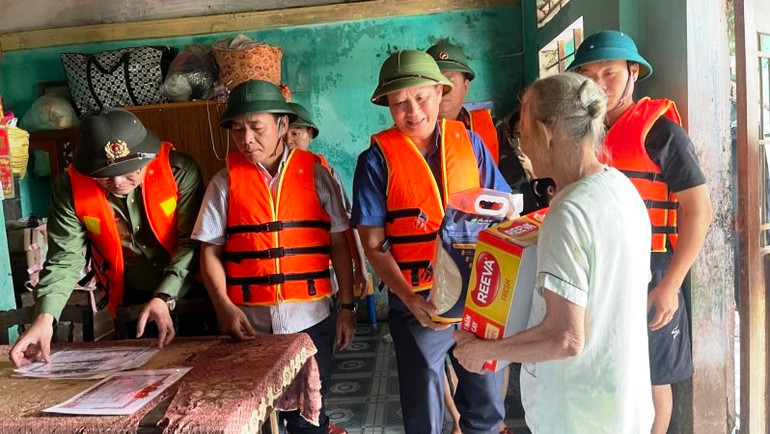 Các đồng chí Bí thư Tỉnh ủy Lê Trường Lưu và Chủ tịch Ủy ban nhân dân tỉnh Nguyễn Văn Phương ân cần thăm hỏi, tặng quà người dân vùng rốn lũ Quảng Điền.